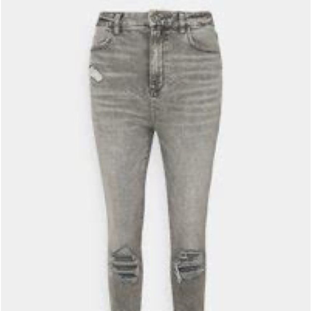 Curvy gray American eagle ripped jeans